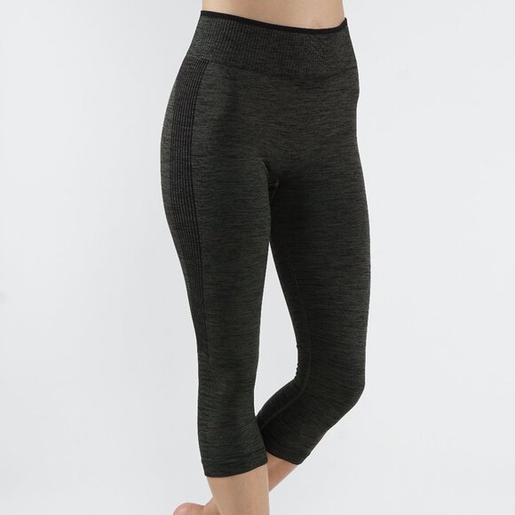 Seamless Compression Capri - Picture 1 of 2
